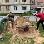 Александр Бондаренко помог жителям организовать завоз песка на детские дворовые площадки